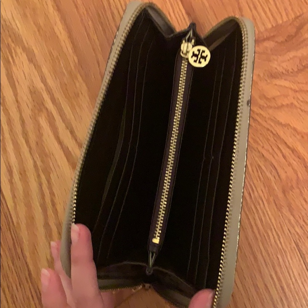 Tory Burch Gold Logo Continental Wallet - Picture 3 of 7